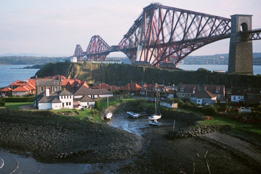 [image] looking across the small harbour at North Queensferry